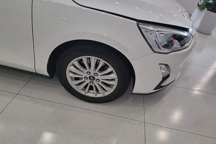 Used Ford Focus 2019 Sedan EcoBoost 180 Automatic Trend Edition Right Front Wheel Hub