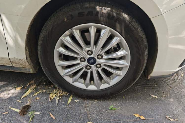 Used Ford Focus 2019 Sedan EcoBoost 180 Automatic Trend Edition Right Front Wheel Hub