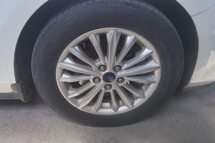Used Ford Focus 2019 Sedan EcoBoost 180 Automatic Trend Edition Right Front Wheel Hub