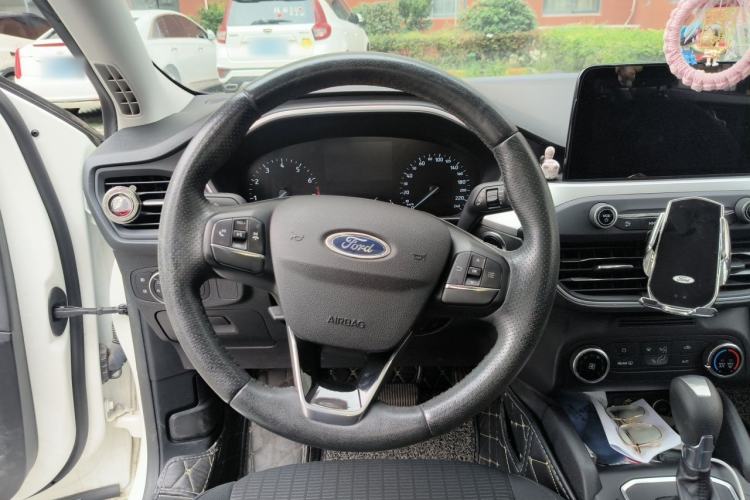 Used Ford Focus 2019 Hatchback 1.5L Automatic Fengeyue Model China VI Standard Steering Wheel