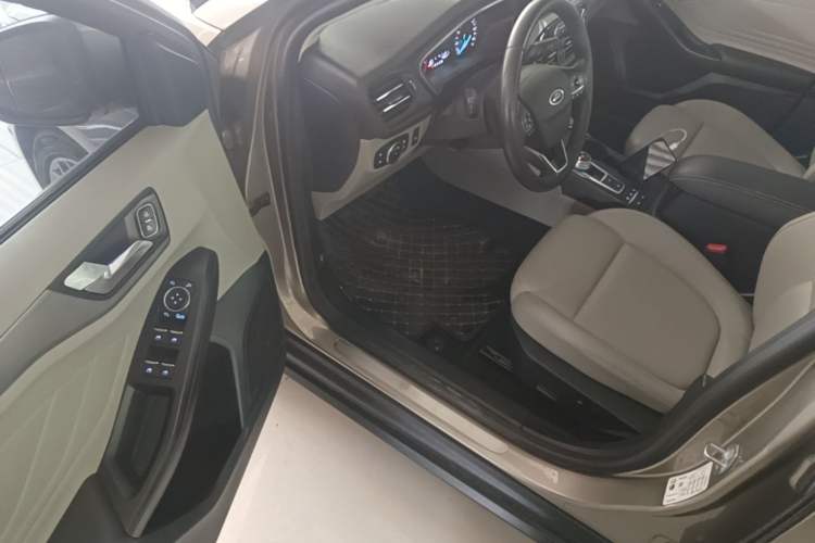 Used Ford Focus 2019 Sedan EcoBoost 180 Automatic Titanium Edition Driver Seat