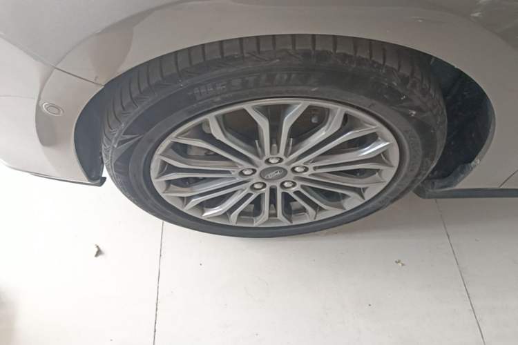 Used Ford Focus 2019 Sedan EcoBoost 180 Automatic Titanium Edition Left Front Wheel Hub