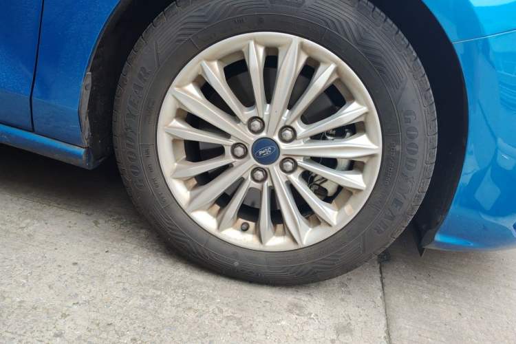 Used Ford Focus 2020 Sedan EcoBoost 180 Automatic Trend Edition Right Front Wheel Hub