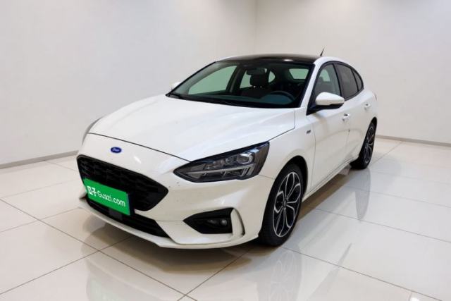 Ford Focus 2020 Sedan EcoBoost 180 Automatic ST Line مستعملة