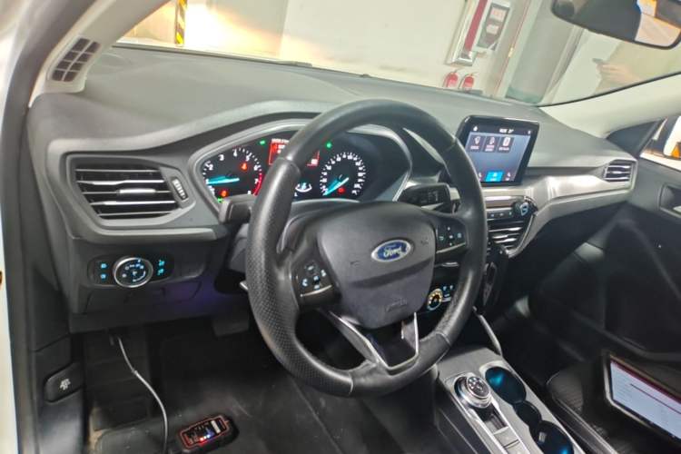 Used Ford Focus 2020 Sedan EcoBoost 180 Automatic Trend Edition Center Console