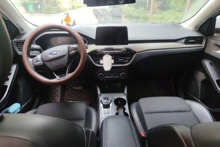 Used Ford Focus 2020 Sedan EcoBoost 180 Automatic Trend Edition Center Console