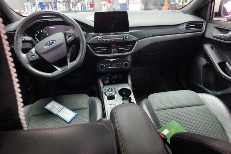 Used Ford Focus 2020 Sedan EcoBoost 180 Automatic Titanium Edition Center Console