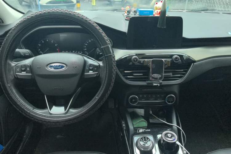 Used Ford Focus 2020 Sedan EcoBoost 180 Automatic Trend Edition Center Console