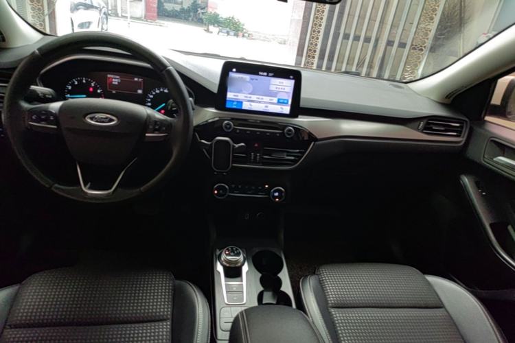 Used Ford Focus 2020 Sedan EcoBoost 180 Automatic Trend Edition Center Console