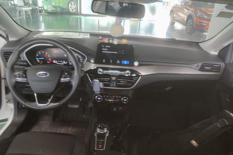 Used Ford Focus 2020 Sedan EcoBoost 180 Automatic Trend Edition Center Console