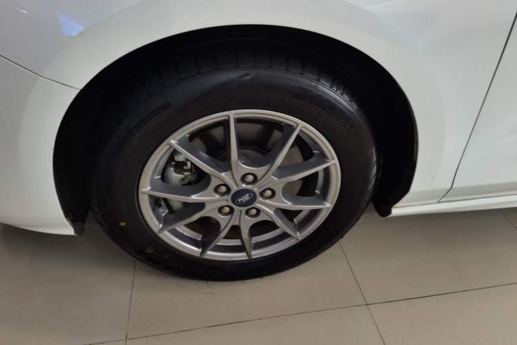 Used Ford Focus 2020 Hatchback EcoBoost 180 Automatic Trend Edition Exterior 4