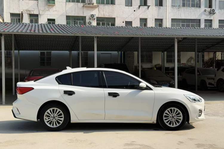 Used Ford Focus 2020 Sedan EcoBoost 180 Automatic Trend Edition Exterior 4