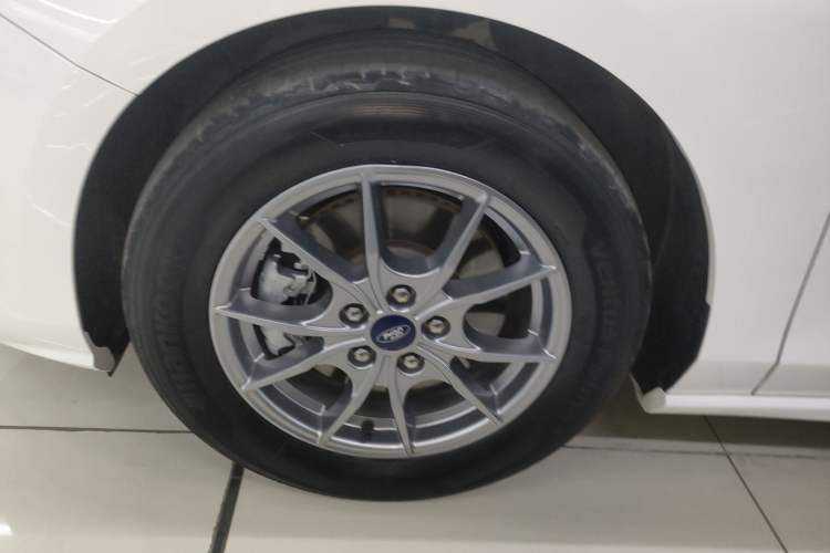Used Ford Focus 2020 Hatchback EcoBoost 180 Automatic Trend Edition Exterior 7