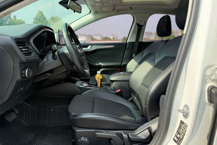 Used Ford Focus 2020 Hatchback EcoBoost 180 Automatic Trend Edition Interior 2