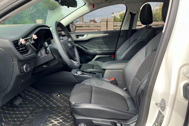 Used Ford Focus 2020 Hatchback EcoBoost 180 Automatic Trend Edition Interior 3