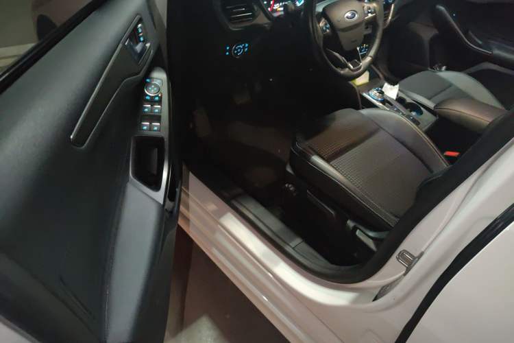 Used Ford Focus 2020 Hatchback EcoBoost 180 Automatic Trend Edition Interior 3