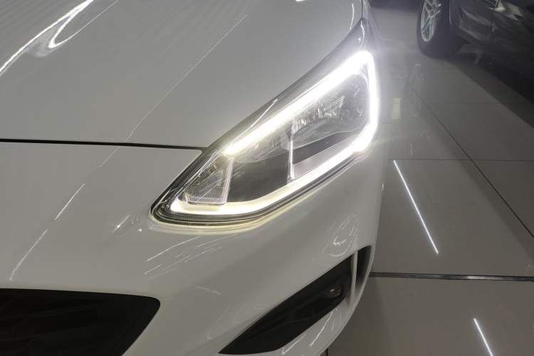Used Ford Focus 2020 Hatchback EcoBoost 180 Automatic Trend Edition Left Front Headlight