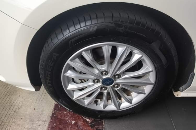 Used Ford Focus 2020 Sedan EcoBoost 180 Automatic Trend Edition Left Front Wheel Hub