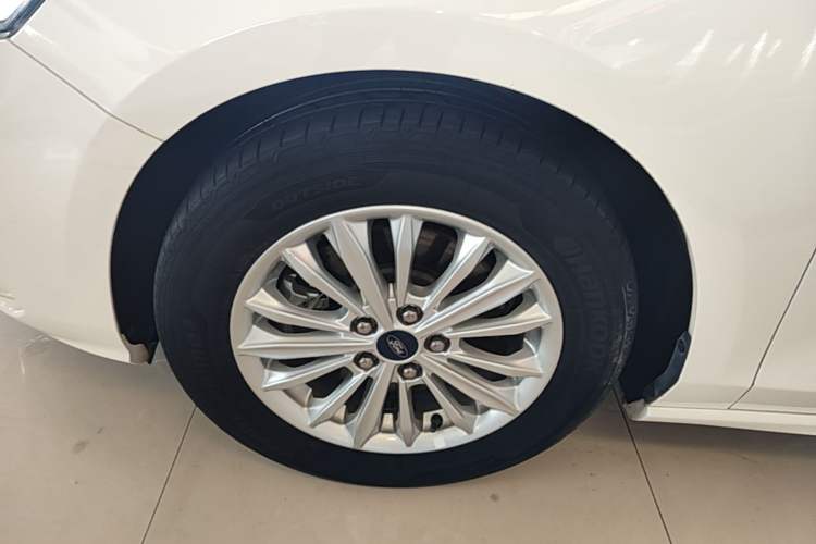 Used Ford Focus 2020 Sedan EcoBoost 180 Automatic Trend Edition Left Front Wheel Hub