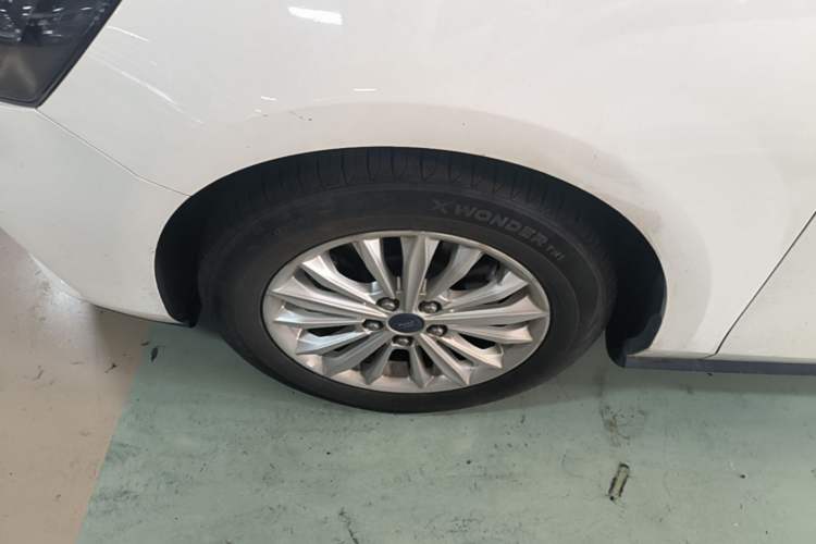 Used Ford Focus 2020 Sedan EcoBoost 180 Automatic Trend Edition Left Front Wheel Hub