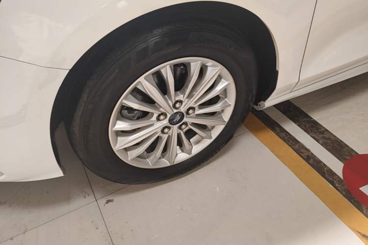 Used Ford Focus 2020 Sedan EcoBoost 180 Automatic Trend Edition Left Front Wheel Hub