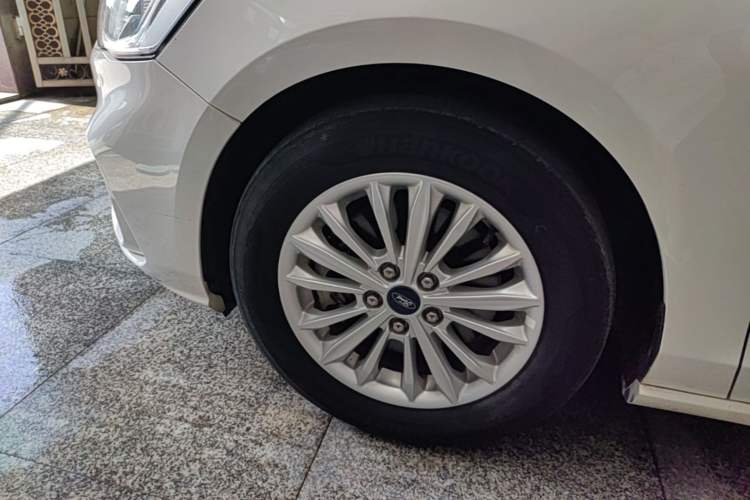 Used Ford Focus 2020 Sedan EcoBoost 180 Automatic Trend Edition Left Front Wheel Hub