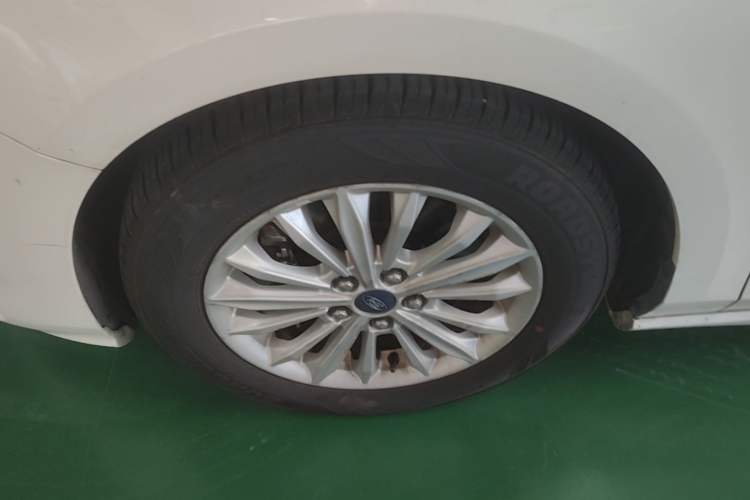 Used Ford Focus 2020 Sedan EcoBoost 180 Automatic Trend Edition Left Front Wheel Hub