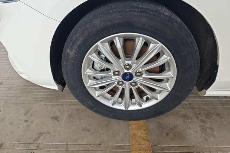 Used Ford Focus 2020 Sedan EcoBoost 180 Automatic Trend Edition Left Front Wheel Hub
