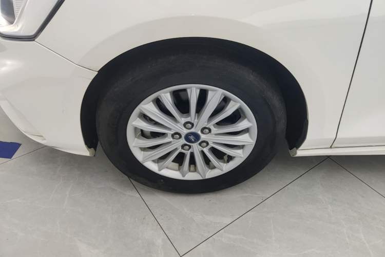 Used Ford Focus 2020 Sedan EcoBoost 180 Automatic Trend Edition Left Front Wheel Hub