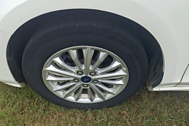 Used Ford Focus 2020 Sedan EcoBoost 180 Automatic Trend Edition Left Front Wheel Hub
