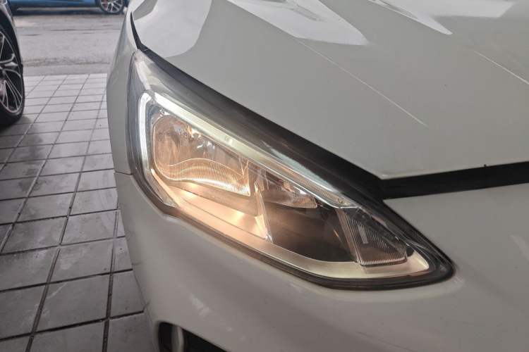 Used Ford Focus 2020 Hatchback EcoBoost 180 Automatic Trend Edition Right Front Headlight