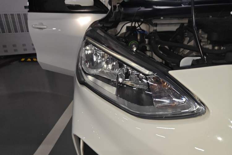Used Ford Focus 2020 Hatchback EcoBoost 180 Automatic Trend Edition Right Front Headlight