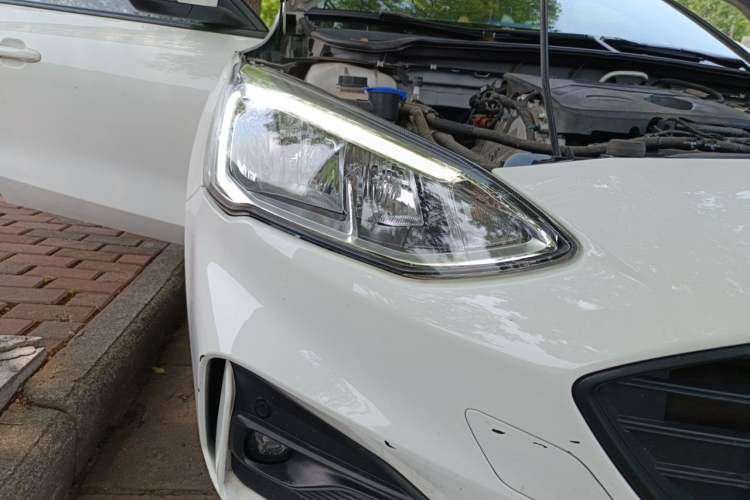 Used Ford Focus 2020 Hatchback EcoBoost 180 Automatic Trend Edition Right Front Headlight