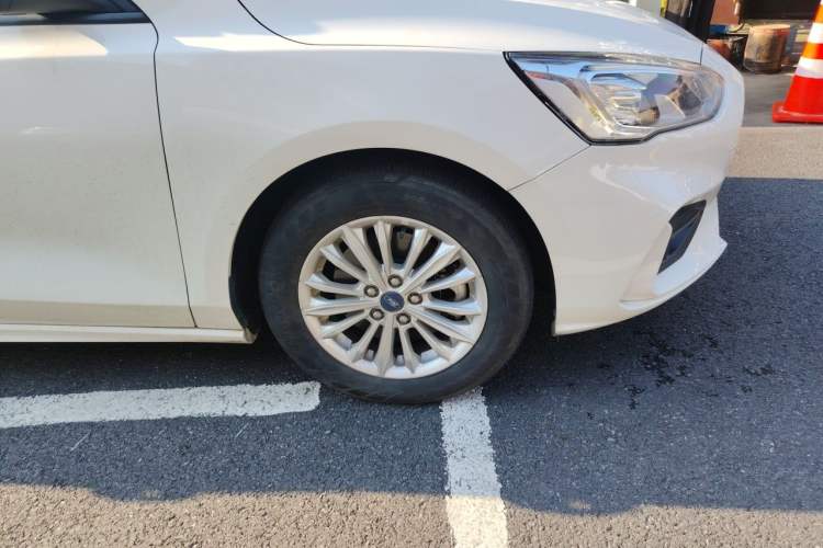 Used Ford Focus 2020 Sedan EcoBoost 180 Automatic Trend Edition Right Front Wheel Hub