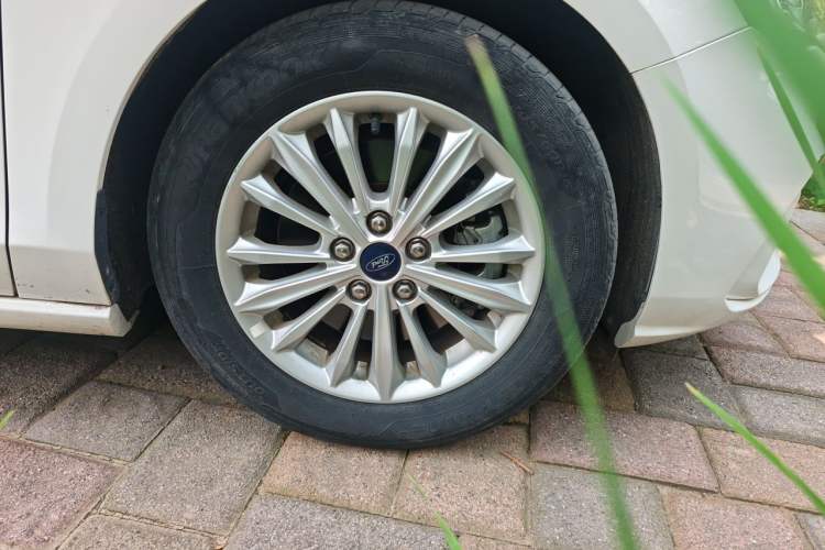 Used Ford Focus 2020 Sedan EcoBoost 180 Automatic Trend Edition Right Front Wheel Hub
