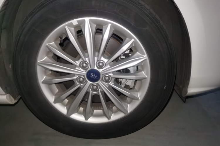 Used Ford Focus 2020 Sedan EcoBoost 180 Automatic Trend Edition Right Front Wheel Hub