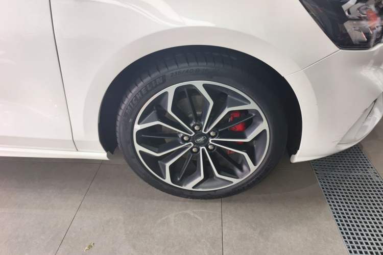 Used Ford Focus 2020 Sedan EcoBoost 180 Automatic Titanium Edition Right Front Wheel Hub
