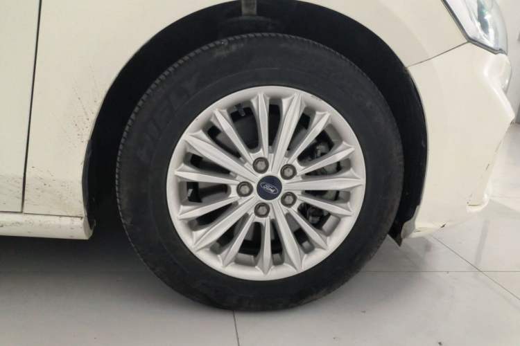 Used Ford Focus 2020 Sedan EcoBoost 180 Automatic Trend Edition Right Front Wheel Hub
