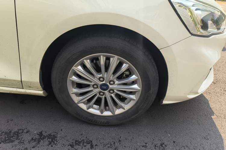 Used Ford Focus 2020 Sedan EcoBoost 180 Automatic Trend Edition Right Front Wheel Hub