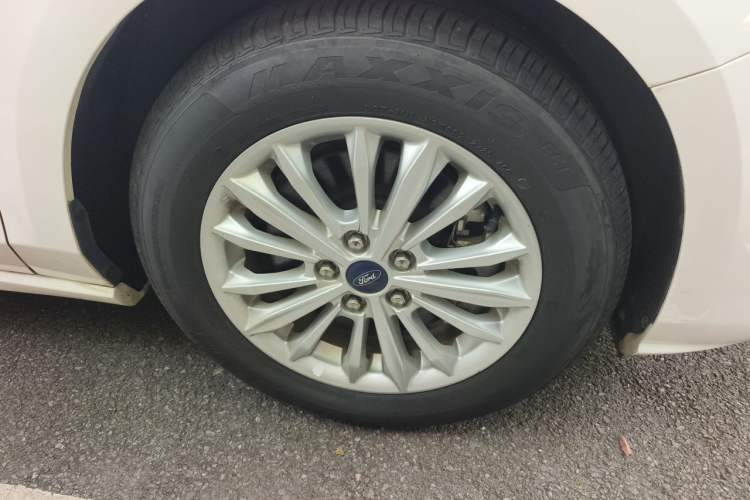 Used Ford Focus 2020 Sedan EcoBoost 180 Automatic Trend Edition Right Front Wheel Hub