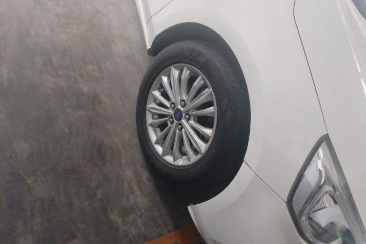 Used Ford Focus 2020 Sedan EcoBoost 180 Automatic Trend Edition Right Front Wheel Hub