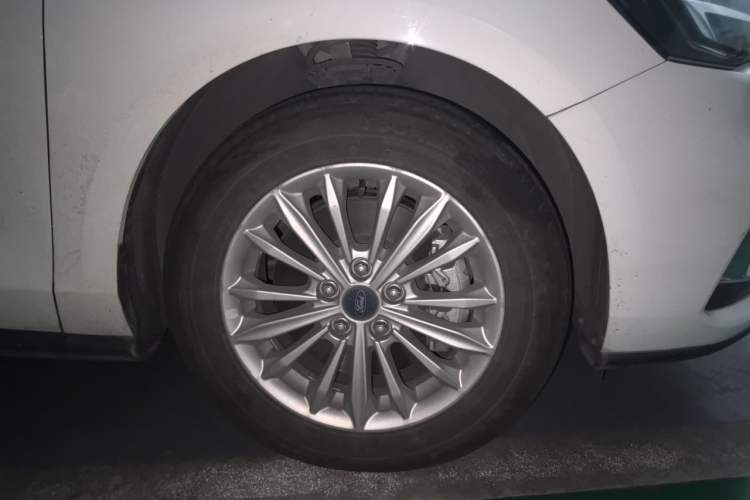 Used Ford Focus 2020 Sedan EcoBoost 180 Automatic Trend Edition Right Front Wheel Hub