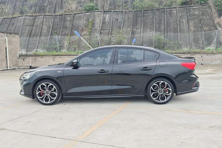 Used Ford Focus 2021 Sedan EcoBoost 180 Automatic ST Line Exterior 6