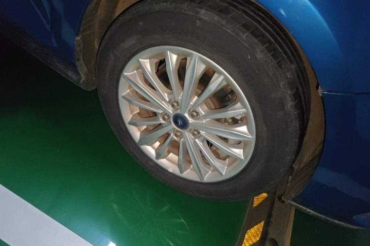 Used Ford Focus 2021 Sedan EcoBoost 180 Automatic Trendy Model Right Front Wheel Hub