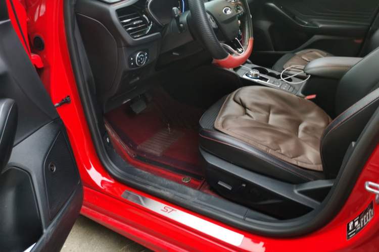 Used Ford Focus 2021 Hatchback EcoBoost 180 Automatic ST Line Interior 3