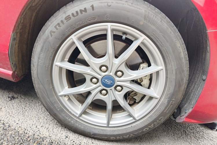 Used Ford Focus 2021 Hatchback EcoBoost 180 Automatic Titanium Edition Right Front Wheel Hub