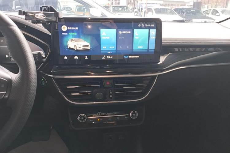 Used Ford Focus 2021 Hatchback EcoBoost 180 Automatic Titanium Edition Audio And AC Panel