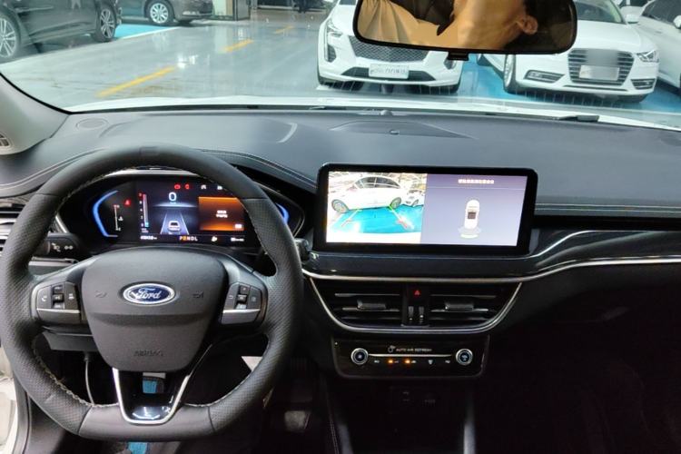 Used Ford Focus 2021 Hatchback EcoBoost 180 Automatic Titanium Edition Center Console