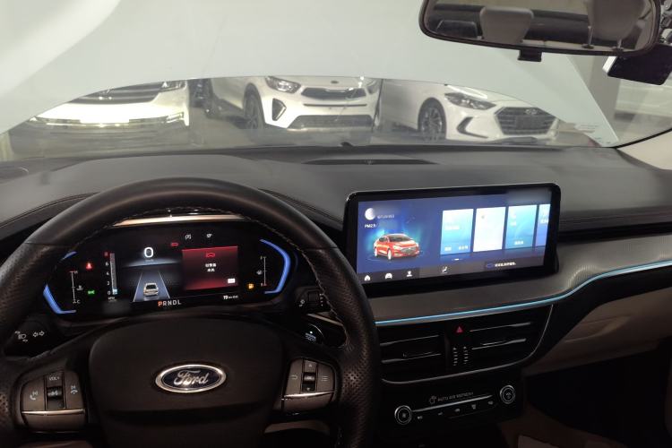 Used Ford Focus 2021 Sedan EcoBoost 180 Automatic Trendy Model Center Console