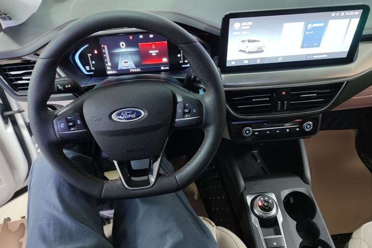 Used Ford Focus 2021 Sedan EcoBoost 180 Automatic Trendy Model Center Console